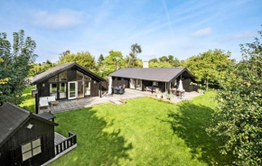 5 Bedroom Stunning Home In Tisvildeleje